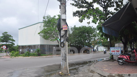 Thành phố Nam Định cần xử lý cột điện dưới lòng đường gây mất an toàn giao thông
