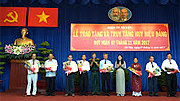 Hơn 2.000 đảng viên được trao tặng Huy hiệu Đảng đợt 7-11
