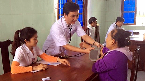Khám bệnh, cấp phát thuốc miễn phí cho nông dân xã Hải Hòa