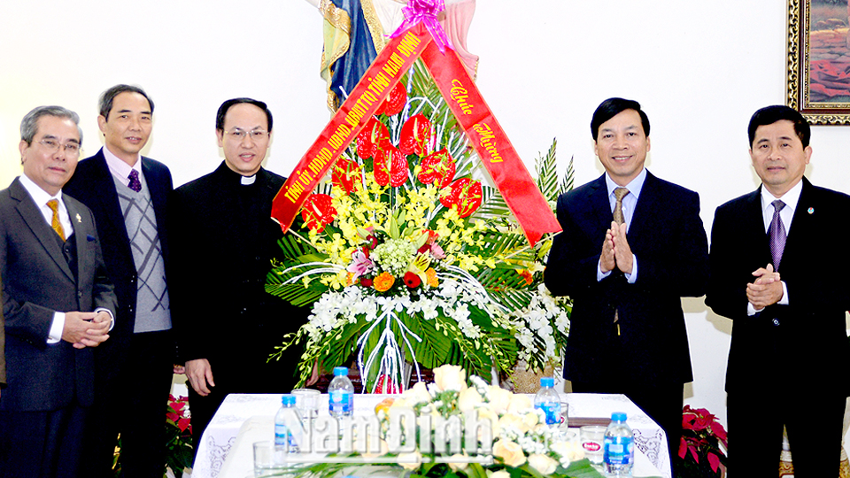 Đồng chí Phó Bí thư Thường trực Tỉnh ủy thăm, chúc mừng Giáo xứ Nam Định nhân dịp lễ Noel 2018