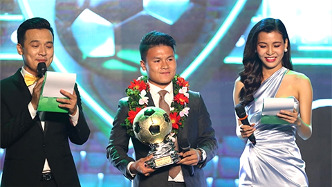 Cầu thủ Quang Hải giành Quả bóng Vàng Việt Nam năm 2018