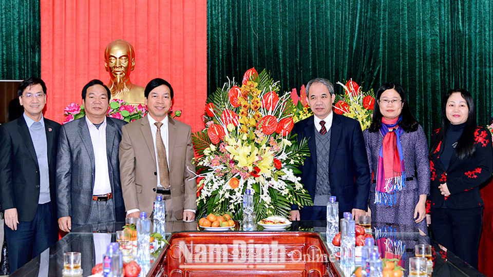 Đồng chí Trần Văn Chung chúc mừng Ban Nội chính Tỉnh ủy nhân Ngày truyền thống