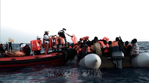 Đắm thuyền hơi chở 120 người trên Địa Trung Hải