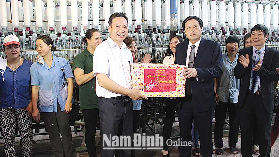 Công ty cổ phần Dệt lụa Nam Định mở ca máy đầu Xuân