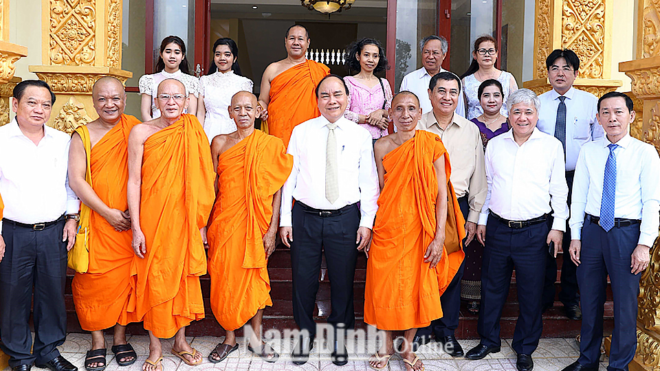 Thủ tướng Nguyễn Xuân Phúc thăm, chúc Tết Chôl Chnăm Thmây tại Học viện Phật giáo Nam tông Khmer