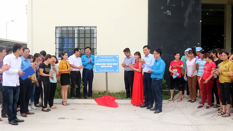 Gắn biển công trình "Xưởng dệt Công ty Trách nhiệm hữu hạn Chentai miền Bắc Việt Nam"