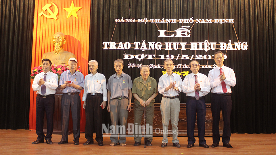 Thành ủy Nam Định trao tặng Huy hiệu Đảng cho 352 đảng viên