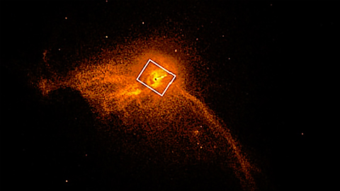 Luồng tia phun xa 1.000 năm ánh sáng của siêu hố đen M87