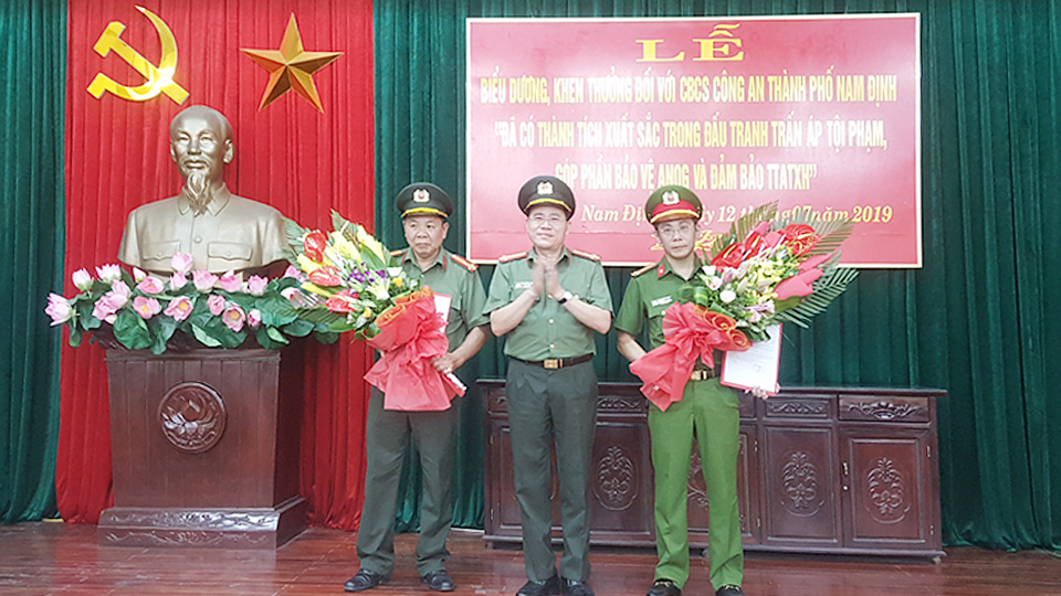 Công an Thành phố Nam Định biểu dương, khen thưởng cán bộ chiến sĩ đã có thành tích xuất sắc trong đấu tranh trấn áp tội phạm