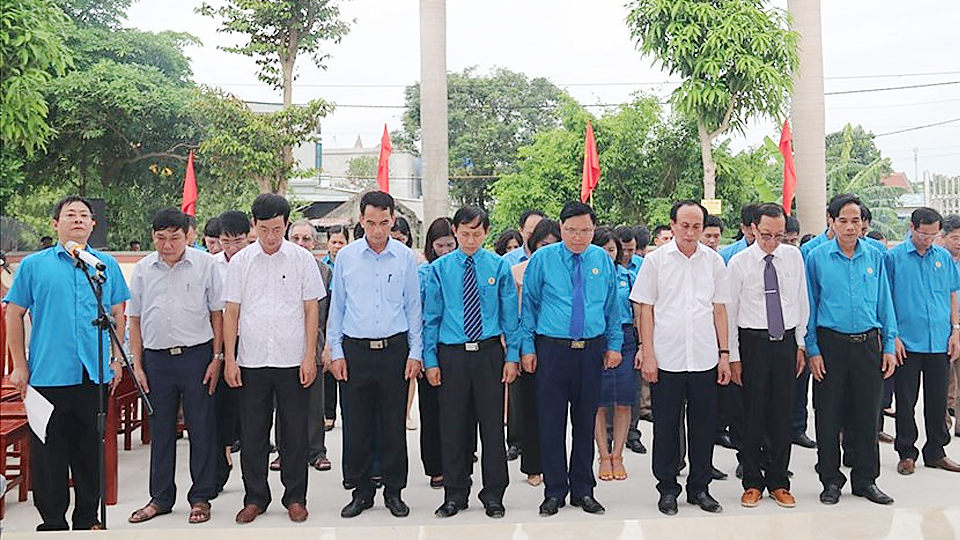 Dâng hương báo công đồng chí Nguyễn Đức Thuận, Cố Chủ tịch Tổng LĐLĐ Việt Nam