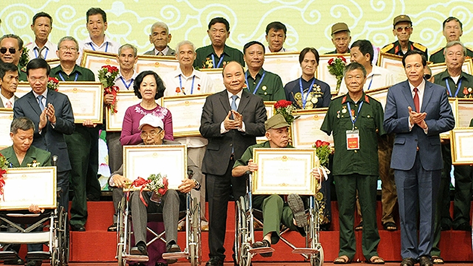 Thủ tướng Nguyễn Xuân Phúc dự hội nghị gặp mặt tuyên dương thương binh nặng tiêu biểu toàn quốc năm 2019
