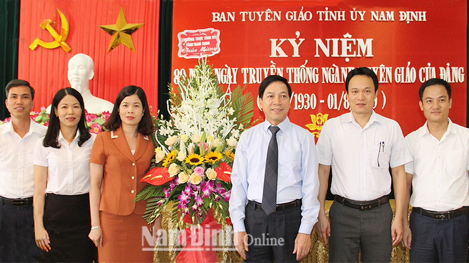 Đồng chí Trần Văn Chung, Phó Bí thư Thường trực Tỉnh ủy, Chủ tịch HĐND tỉnh chúc mừng nhân ngày truyền thống ngành Tuyên giáo