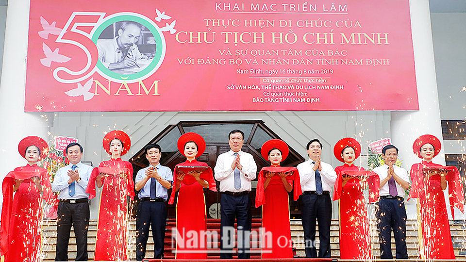 Triển lãm &quot;50 năm thực hiện Di chúc của Chủ tịch Hồ Chí Minh và sự quan tâm của Bác với Đảng bộ và nhân dân Nam Định&quot;