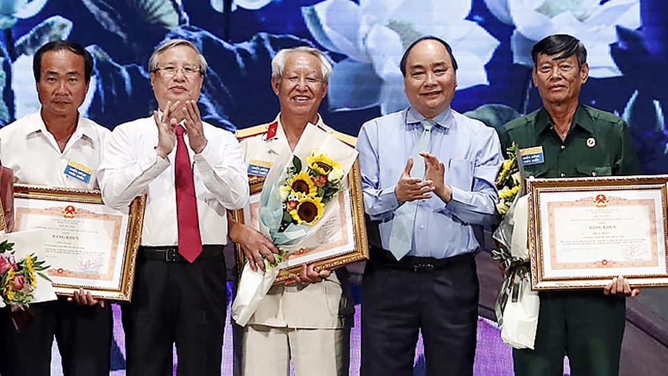 Thủ tướng Nguyễn Xuân Phúc dự Chương trình giao lưu điển hình toàn quốc trong học tập, làm theo Bác