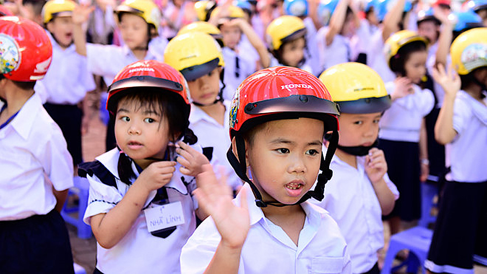 Trao tặng mũ bảo hiểm cho 34.228 học sinh lớp 1 trong toàn tỉnh