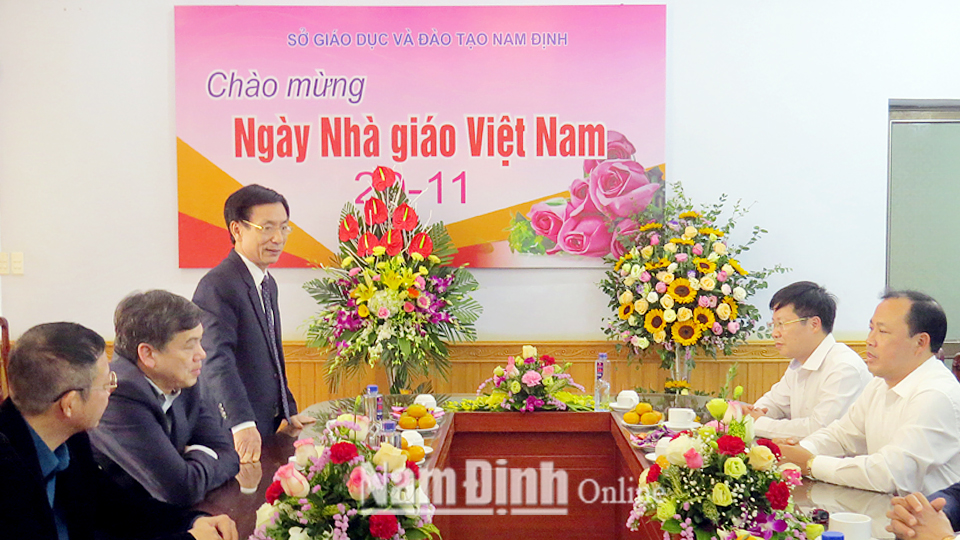 Đồng chí Chủ tịch UBND tỉnh chúc mừng cán bộ, giáo viên ngành Giáo dục và Đào tạo nhân Ngày Nhà giáo Việt Nam (20-11)