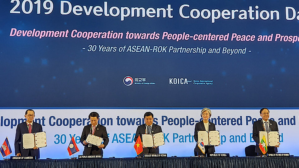 Hàn Quốc và 5 nước ASEAN ký bản ghi nhớ về hợp tác phát triển