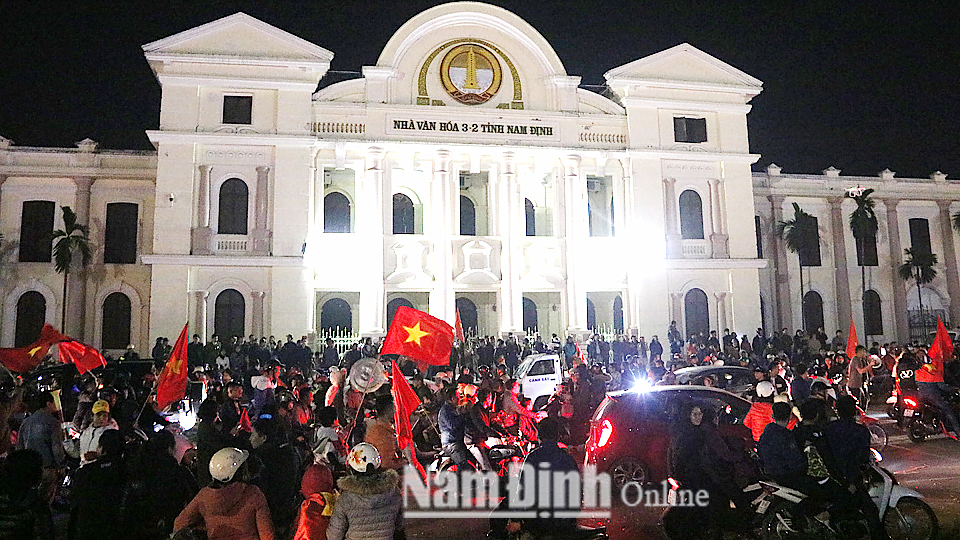 U22 Việt Nam giành Huy chương Vàng SEA Games, hàng vạn cổ động viên Nam Định ăn mừng chiến thắng lịch sử