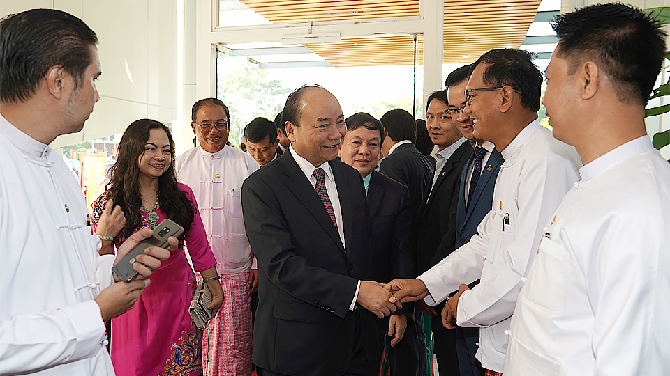 Thủ tướng Nguyễn Xuân Phúc thăm một số cơ sở đầu tư trọng điểm của doanh nghiệp Việt Nam tại Myanmar