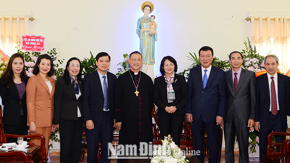 Phó Chủ tịch nước Đặng Thị Ngọc Thịnh thăm, chúc mừng Giám mục Giáo phận Bùi Chu nhân dịp Lễ Noel