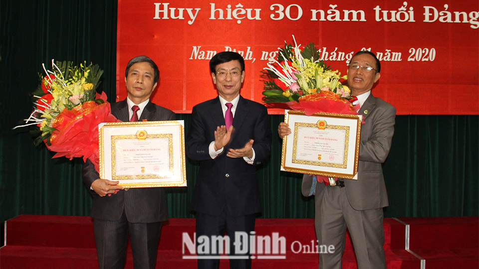 Văn phòng Ủy ban nhân dân tỉnh tổ chức Lễ trao Huy hiệu 30 năm tuổi Đảng cho đảng viên đủ tiêu chuẩn