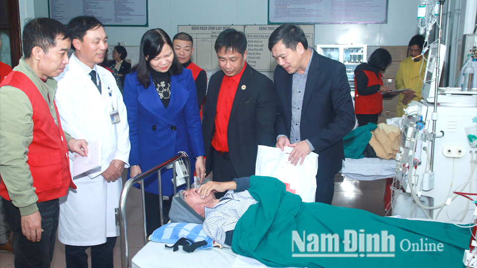 Đồng chí Phó Chủ tịch UBND tỉnh trao quà Tết cho bệnh nhân có hoàn cảnh khó khăn
