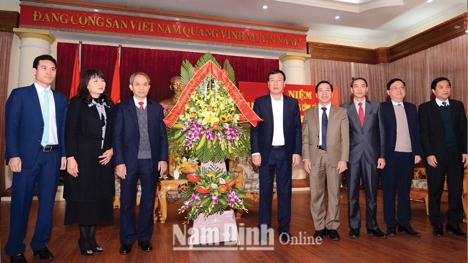 Đoàn đại biểu Ủy ban Mặt trận Tổ quốc tỉnh đến chúc mừng Tỉnh ủy nhân kỷ niệm 90 năm Ngày thành lập Đảng