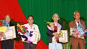 Toàn tỉnh có 2.105 đảng viên được tặng Huy hiệu Đảng đợt 3-2