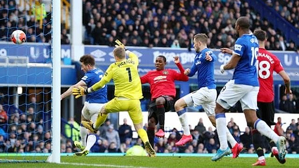 Man United may mắn hòa Everton 1-1, Tottenham thua đau Wolverhampton 2-3