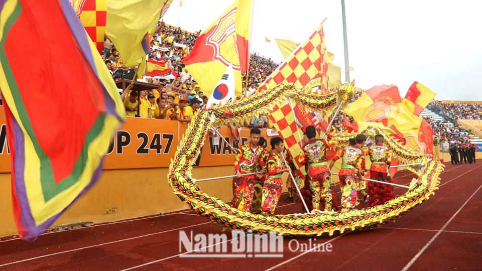 Hội cổ động viên bóng đá Nam Định đổi mới cách cổ vũ cầu thủ