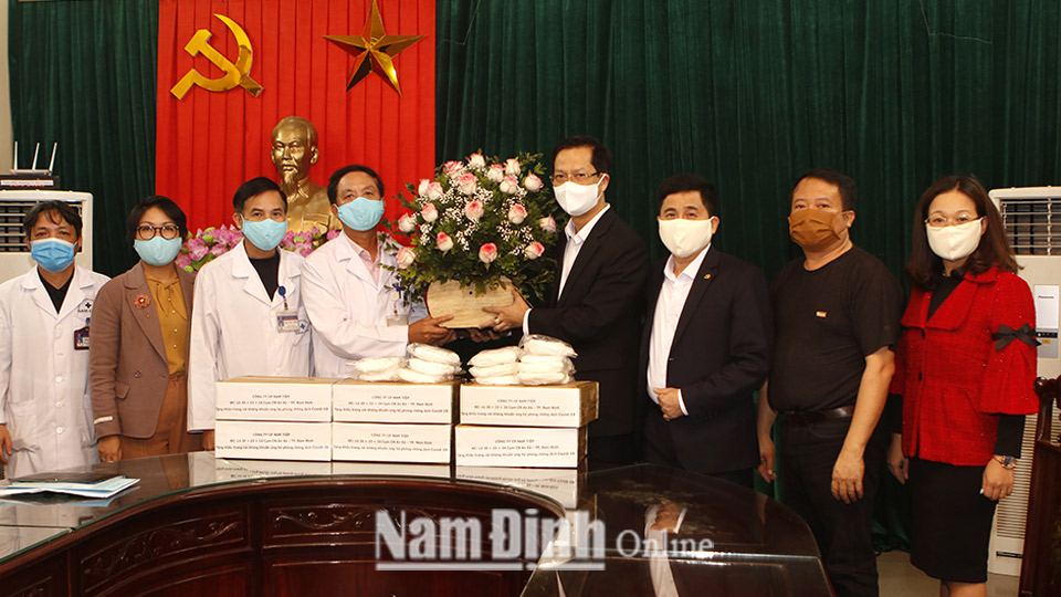 Công ty Cổ phần May Nam Tiệp ủng hộ 6.000 khẩu trang kháng khuẩn cho các cơ sở y tế trên địa bàn thành phố Nam Định