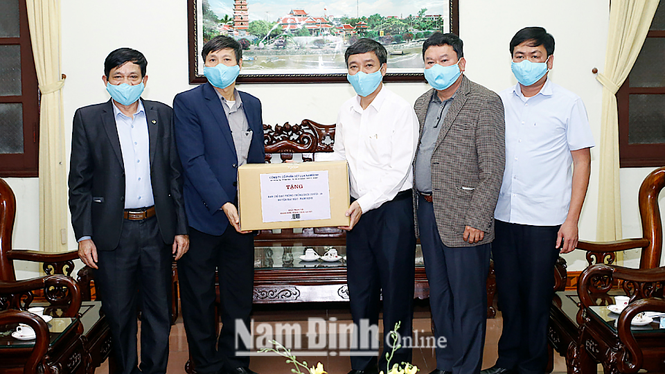 Báo Nam Định, Công ty Cổ phần Dệt lụa Nam Định phối hợp trao khẩu trang vải kháng khuẩn cho các huyện Hải Hậu, Trực Ninh
