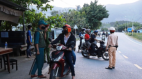 Đà Nẵng: Lập chốt ngăn người dân tụ tập trên đèo Hải Vân