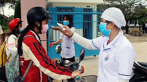 Thành phố Nam Định thực hiện đo thân nhiệt, lập sổ theo dõi người ra vào chợ dân sinh