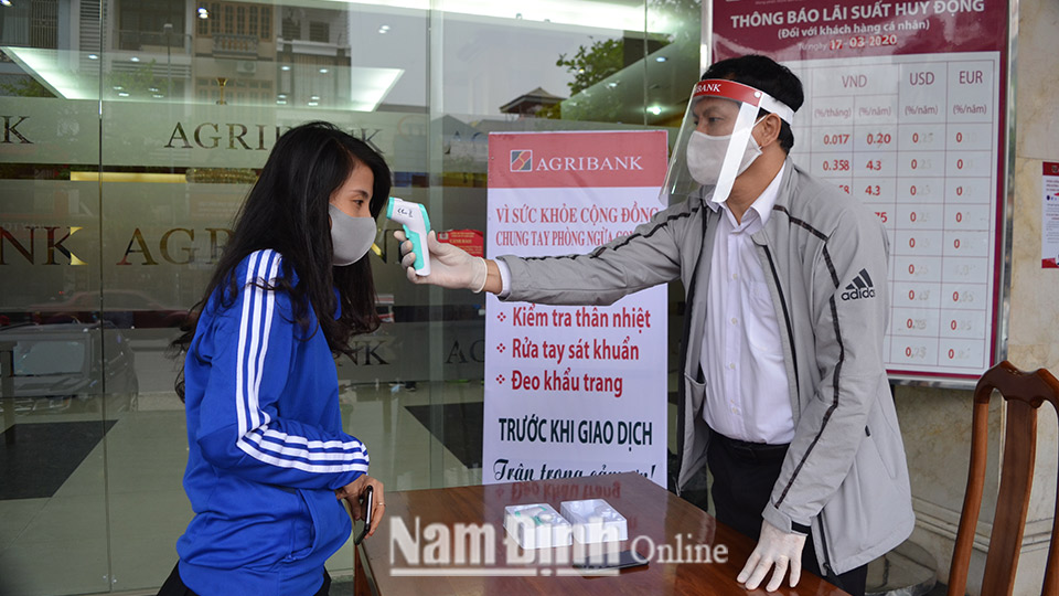 Agribank Nam Định đồng hành cùng khách hàng vượt "bão" COVID-19
