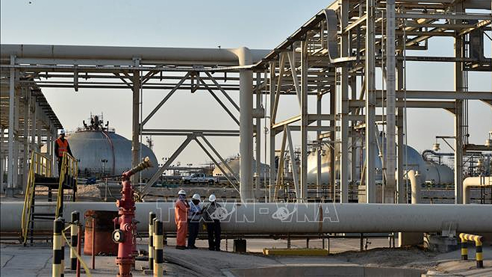 Saudi Arabia cắt giảm sản lượng, giá dầu ở Mỹ tăng trở lại