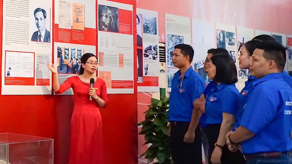 Triển lãm "Bác Hồ với Đảng bộ và nhân dân Nam Định"