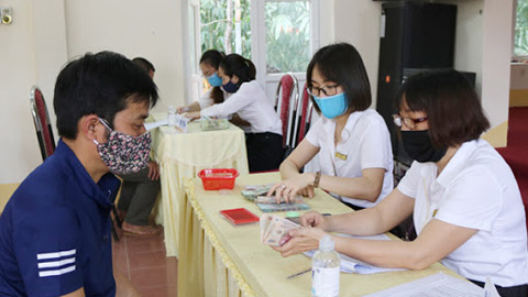Huyện Mỹ Lộc thực hiện chi trả hỗ trợ cho các đối tượng gặp khó khăn do dịch COVID-19