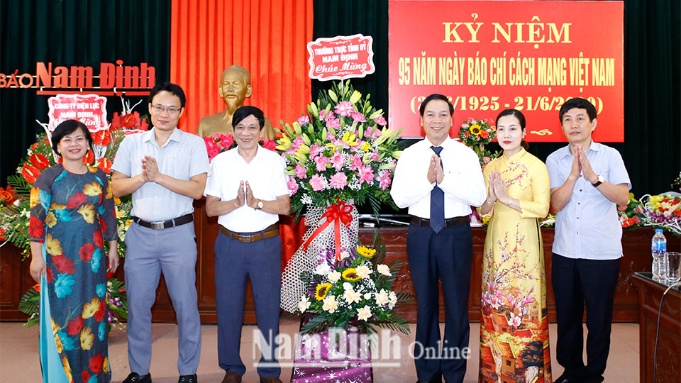 Các đồng chí lãnh đạo tỉnh chúc mừng các cơ quan báo chí nhân ngày Báo chí Cách mạng Việt Nam
