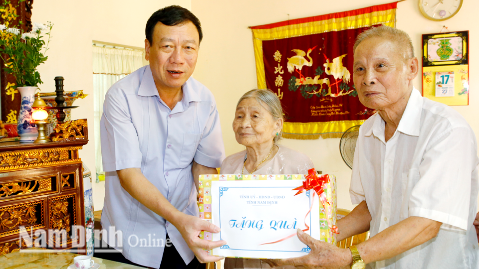 Đồng chí Bí thư Tỉnh ủy Đoàn Hồng Phong thăm, tặng quà đối tượng chính sách, người có công huyện Mỹ Lộc