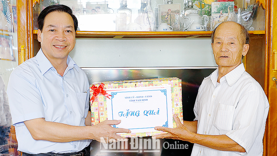 Các đồng chí lãnh đạo tỉnh và thành phố Nam Định thăm, tặng quà gia đình chính sách, người có công