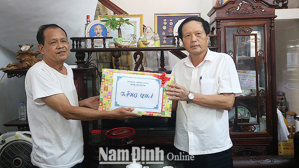 Đồng chí Phó Chủ tịch Thường trực UBND tỉnh thăm, tặng quà gia đình chính sách huyện Hải Hậu