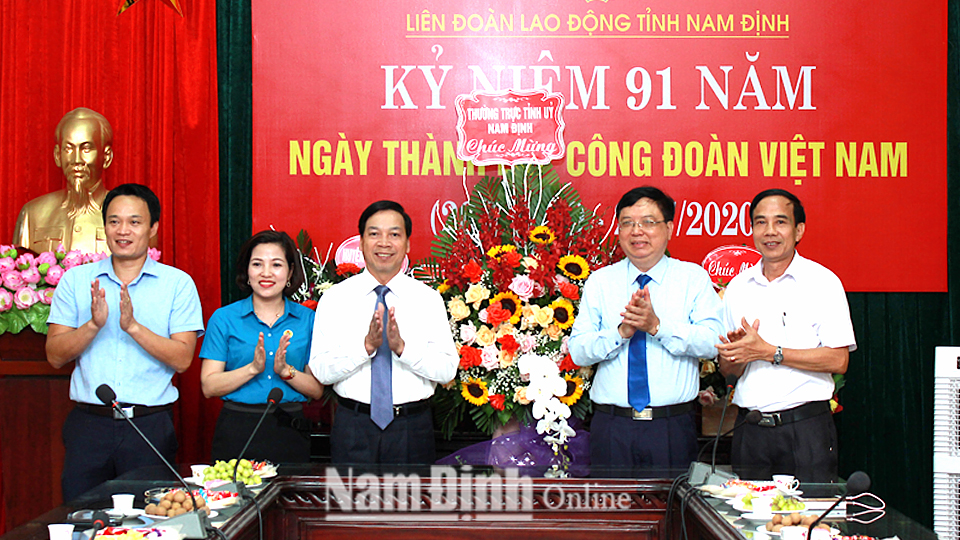 Đồng chí Phó Bí thư Thường trực Tỉnh ủy chúc mừng Liên đoàn Lao động tỉnh nhân kỷ niệm 91 năm Ngày thành lập Công đoàn Việt Nam