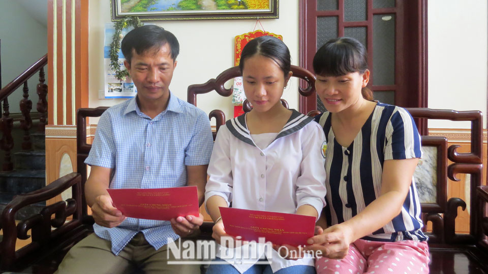 Đàm Thị Thu Trang với tấm Huy chương Vàng môn Hóa học quốc tế