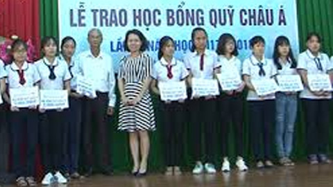 Hội Khuyến học tỉnh trao học bổng Quỹ châu Á cho học sinh nữ nghèo học giỏi trong tỉnh
