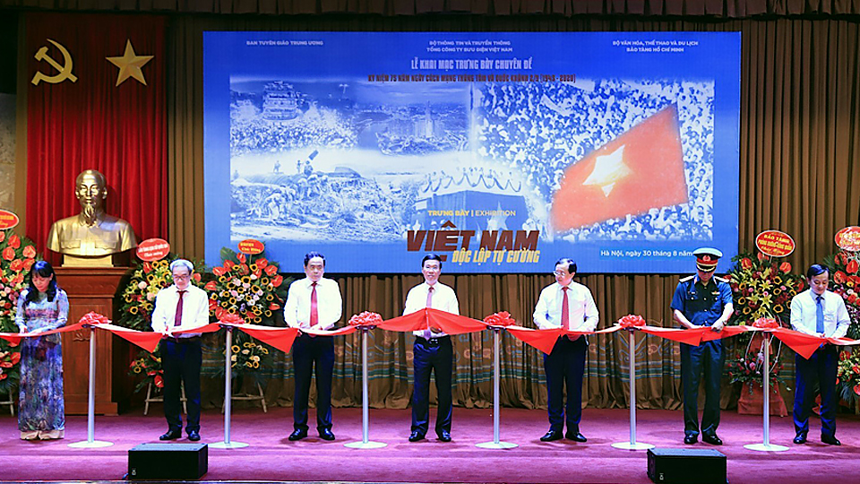 Khai mạc trưng bày chuyên đề &quot;Việt Nam - Độc lập, tự cường&quot;