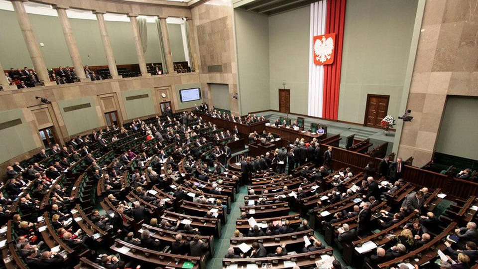 Ba Lan: Liên minh cầm quyền thoát nguy cơ sụp đổ