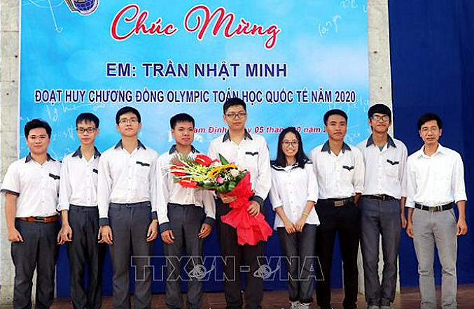 Gặp mặt, chúc mừng học sinh Trần Nhật Minh giành Huy chương Đồng Olympic Toán học quốc tế năm 2020