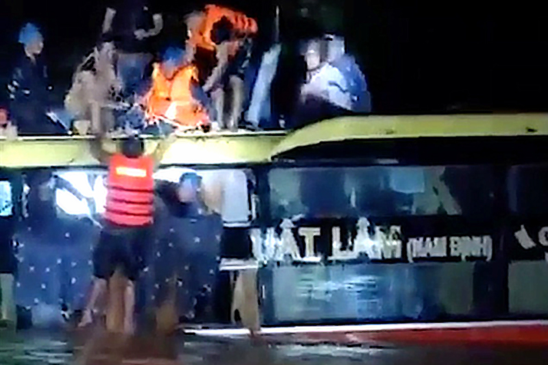 Giải cứu thành công 18 người trên xe khách tuyến Giao Thủy - Đà Nẵng bị lũ cuốn trôi
