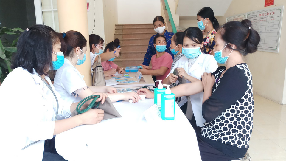 Hội Phụ nữ Xuân Trường tổ chức khám bệnh cho 150 cán bộ, nữ CNVC